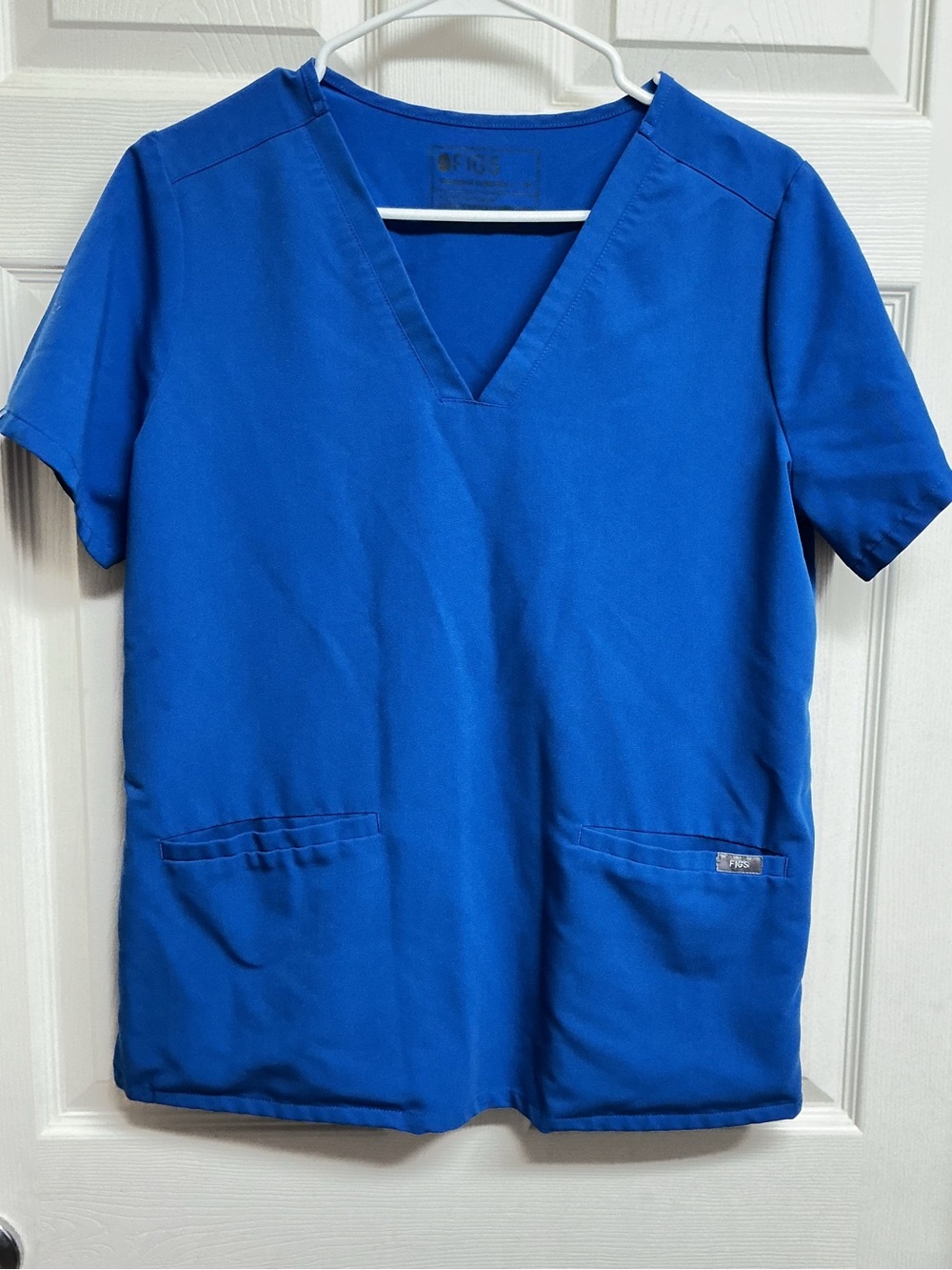 Figs Scrubs Women’s FW1100 Sz M Casma Three-Pocket Scrub Top in Blue